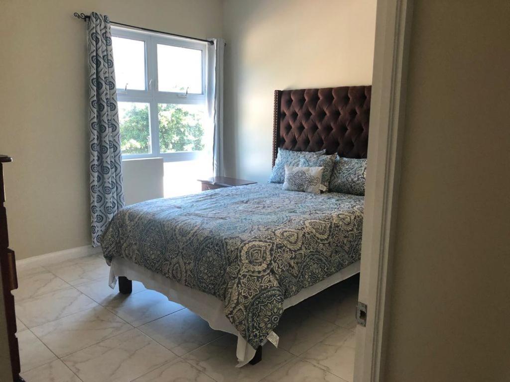 Lovely 2 Bedroom C̅ Netflix Across National Stadium 킹스톤 외부 사진