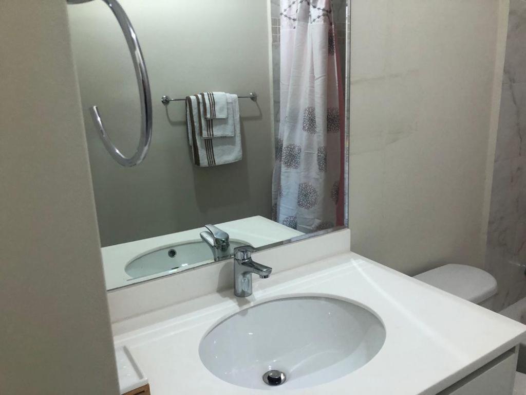 Lovely 2 Bedroom C̅ Netflix Across National Stadium 킹스톤 외부 사진