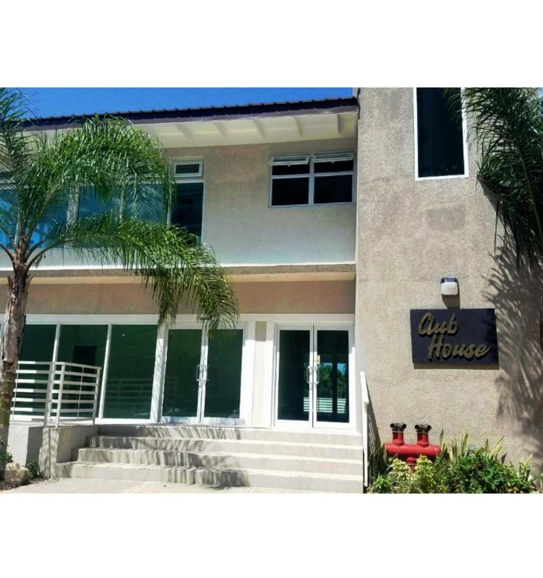 Lovely 2 Bedroom C̅ Netflix Across National Stadium 킹스톤 외부 사진