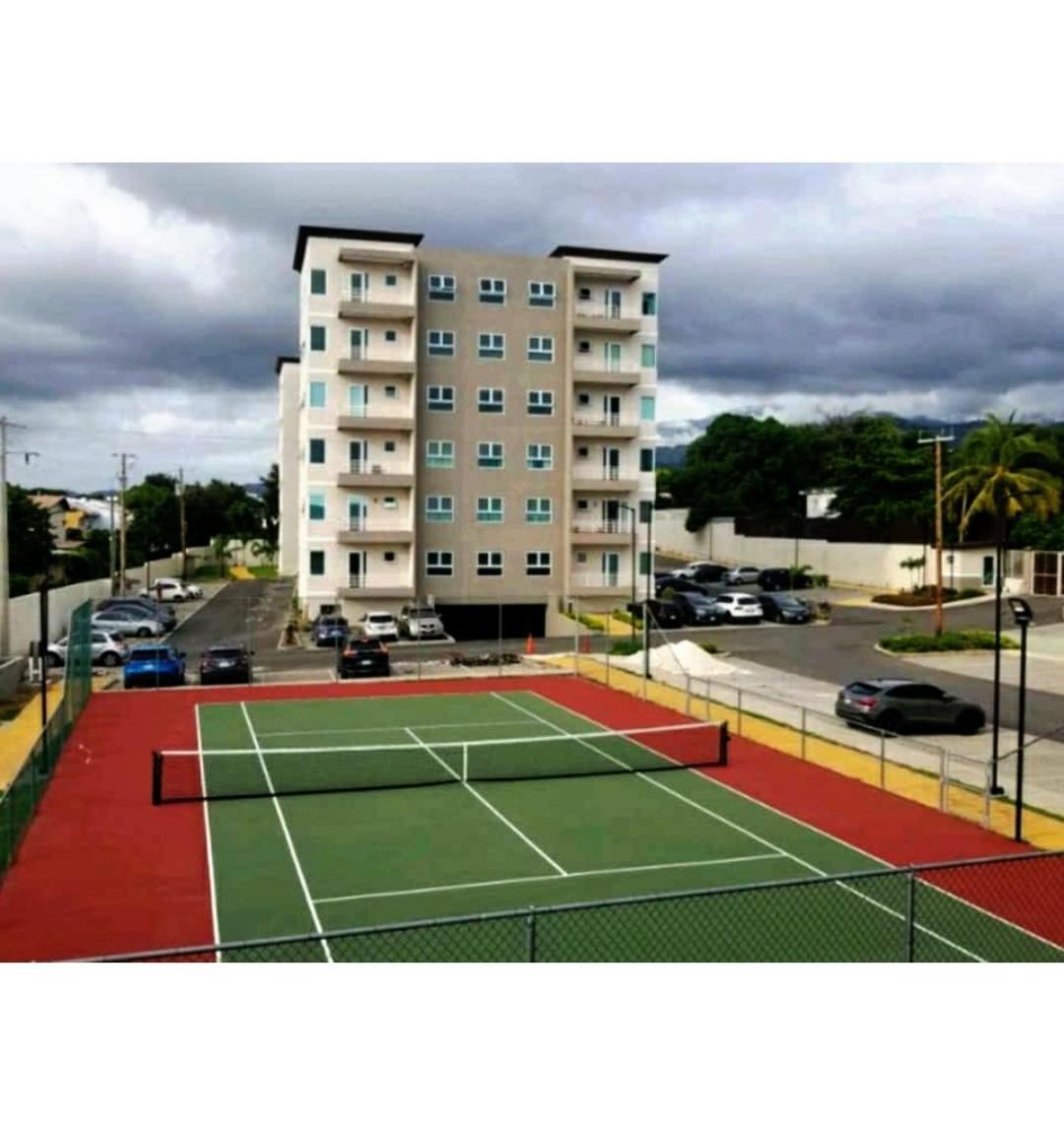 Lovely 2 Bedroom C̅ Netflix Across National Stadium 킹스톤 외부 사진