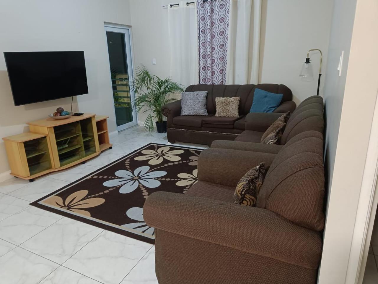 Lovely 2 Bedroom C̅ Netflix Across National Stadium 킹스톤 외부 사진